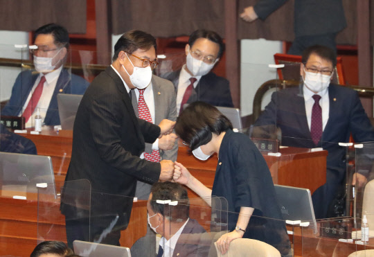 31일 국회 본회의에서 하반기 국회부의장으로 선출된 국민의힘 정진석 의원이 소감을 밝힌 뒤 자리로 돌아가며 같은당 의원들과 인사하고 있다. 연합뉴스